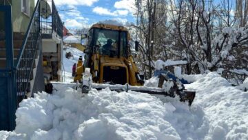 Sivaslı Muhtar Devleti Beklemedi, Köyün Yollarını Kendi Açtı