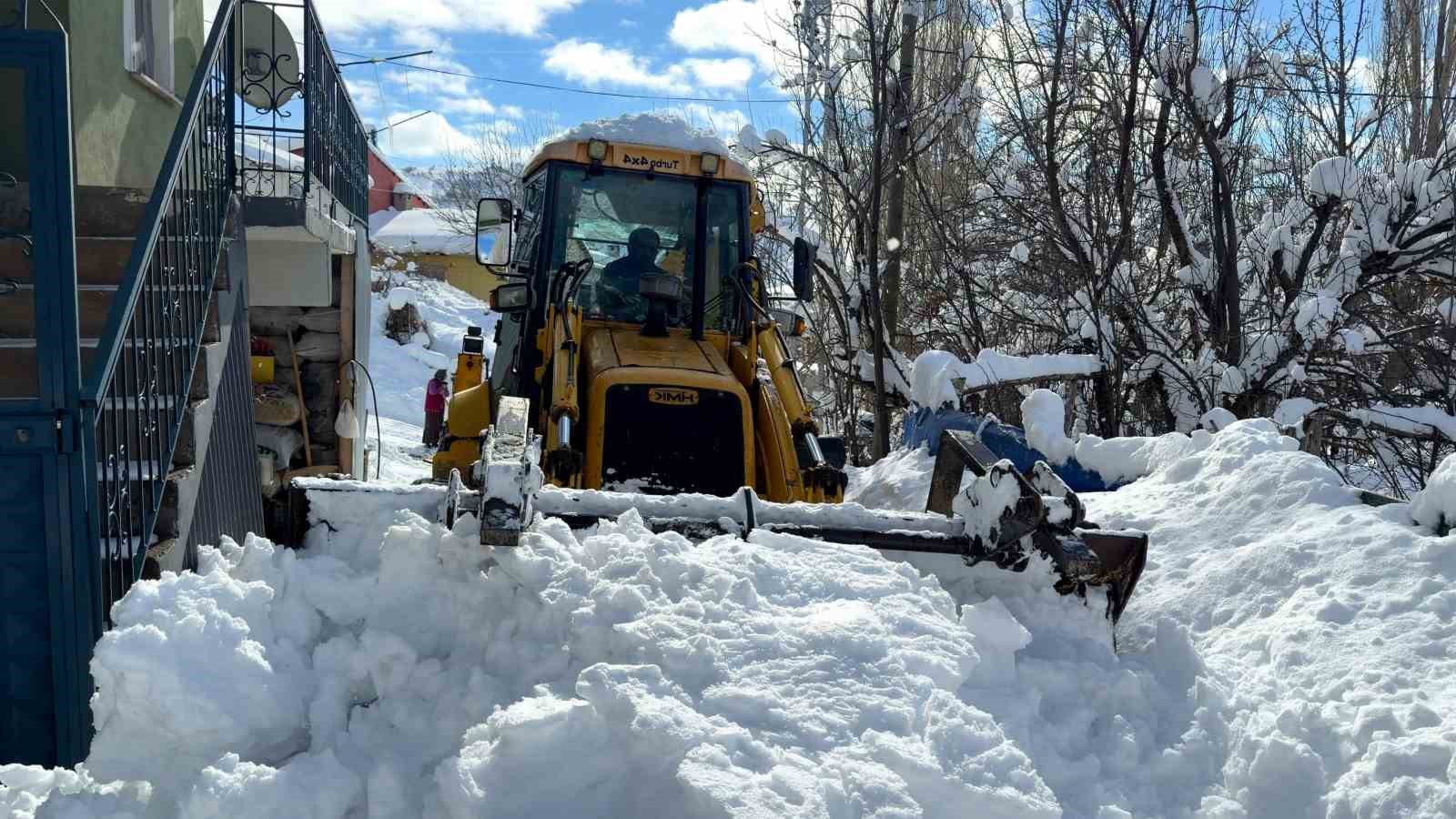 Sivaslı Muhtar Devleti Beklemedi, Köyün Yollarını Kendi Açtı