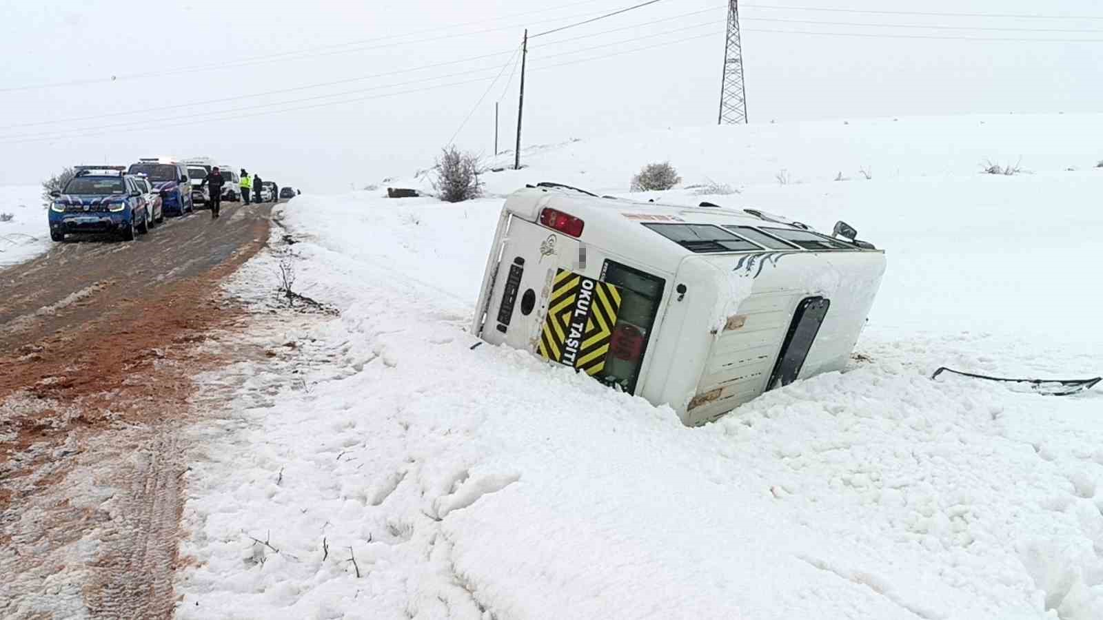 Sivas Yıldızeli’nde Öğrenci Servisi Devrildi: 10 Öğrenci Yaralandı