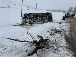 Sivas’ta Öğrenci Servisi Kar Nedeniyle Devrildi: 14 Yaralı